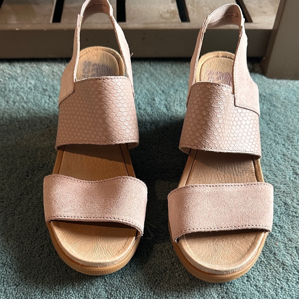 Sorel Light Pink Textured Sandals